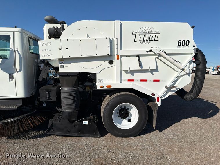 image for item FW3577 2002 International 4700 street sweeper truck