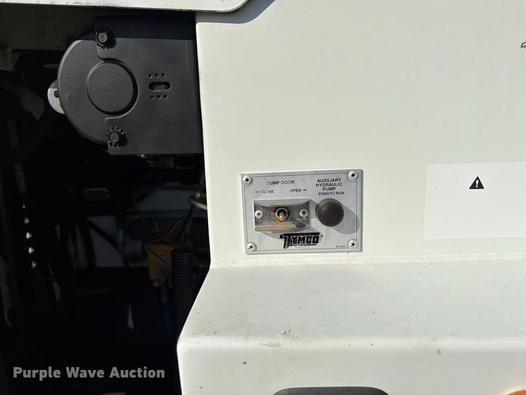 image for item FW3577 2002 International 4700 street sweeper truck