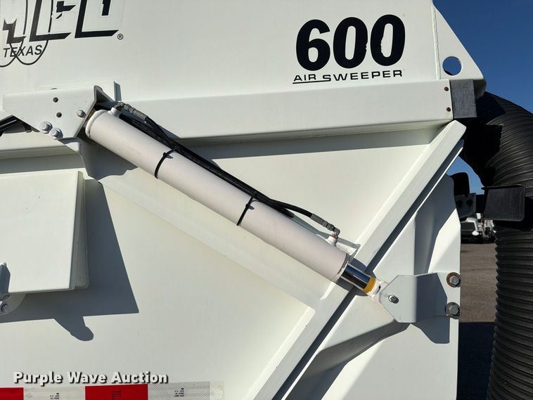image for item FW3577 2002 International 4700 street sweeper truck