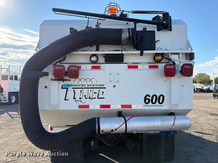 image for item FW3577 2002 International 4700 street sweeper truck