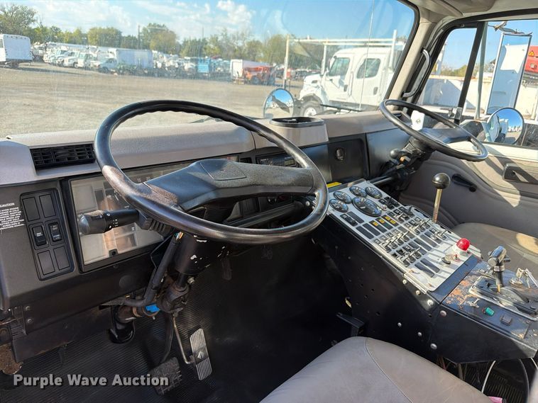 image for item FW3577 2002 International 4700 street sweeper truck