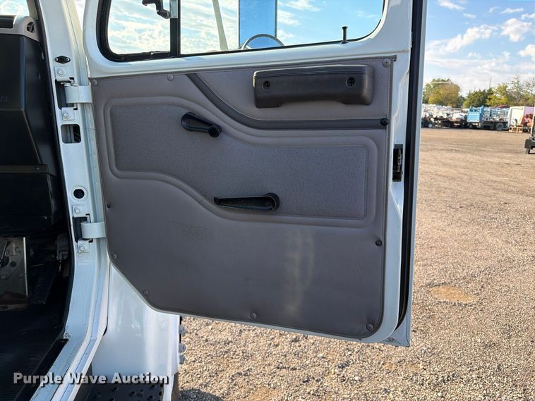 image for item FW3577 2002 International 4700 street sweeper truck