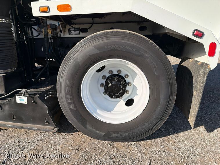 image for item FW3577 2002 International 4700 street sweeper truck