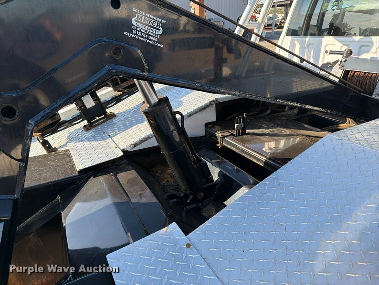 image for item FW3586 2017 Ford F550 Super Duty tow truck