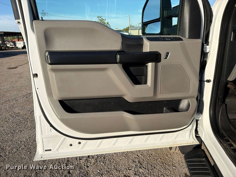 image for item FW3586 2017 Ford F550 Super Duty tow truck