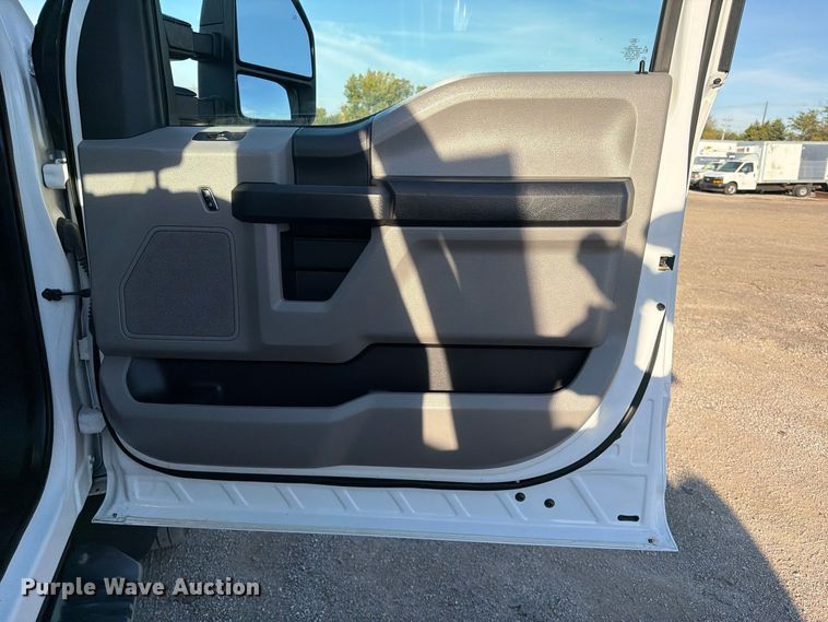 image for item FW3586 2017 Ford F550 Super Duty tow truck