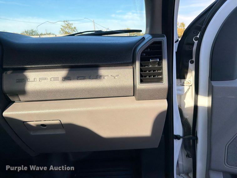 image for item FW3586 2017 Ford F550 Super Duty tow truck