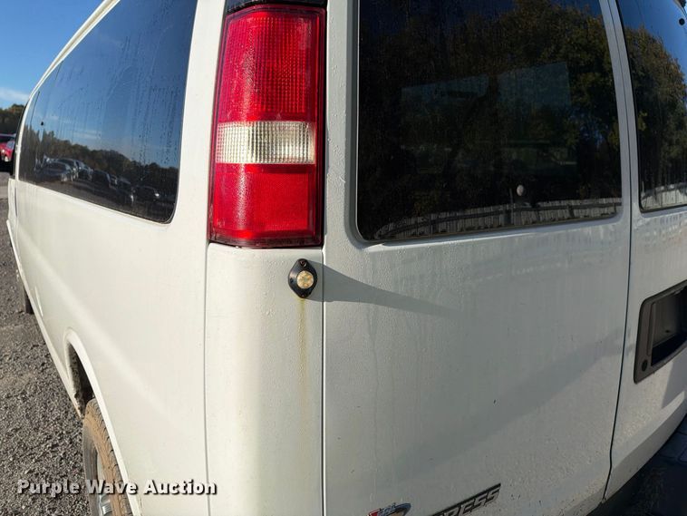 image for item YA5536 2017 Chevrolet Express van