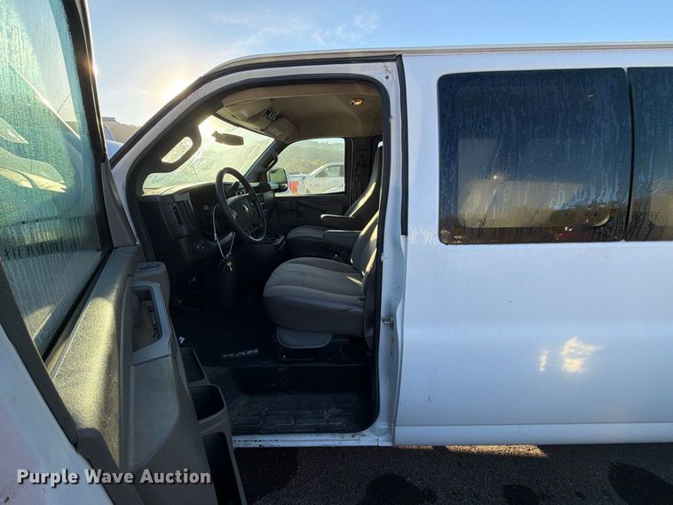 image for item YA5536 2017 Chevrolet Express van