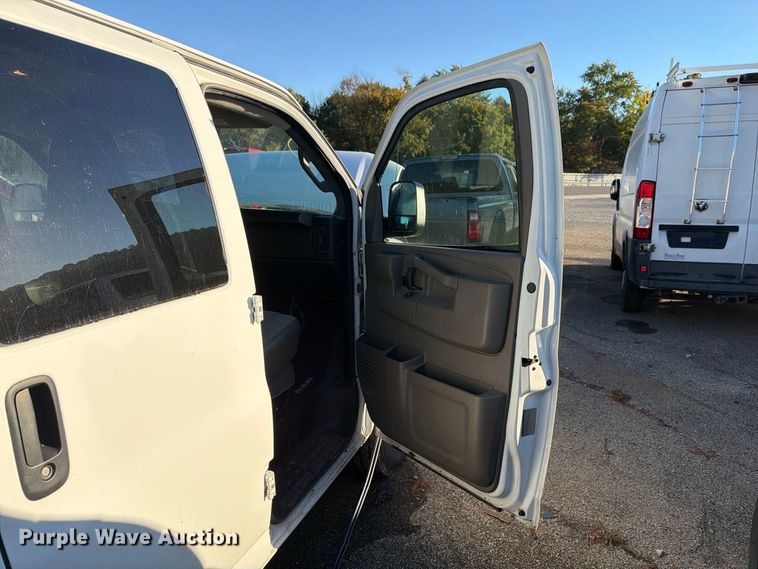 image for item YA5536 2017 Chevrolet Express van