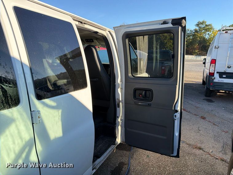 image for item YA5536 2017 Chevrolet Express van