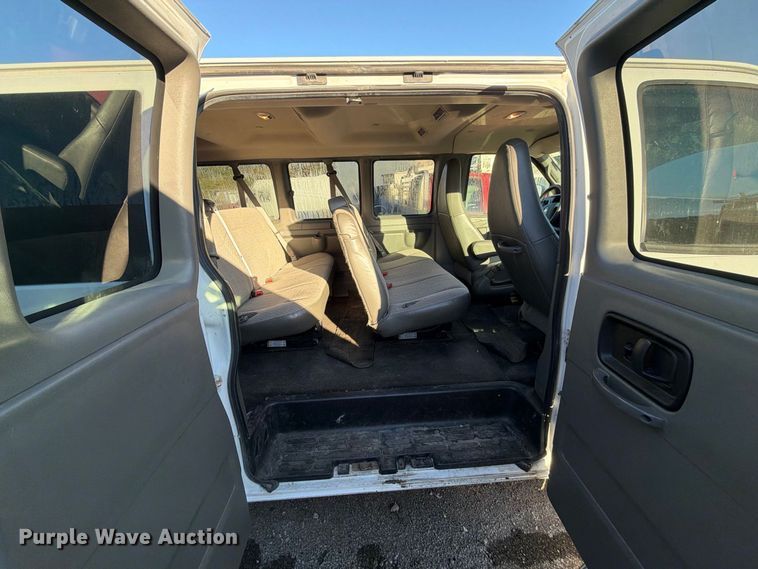 image for item YA5536 2017 Chevrolet Express van