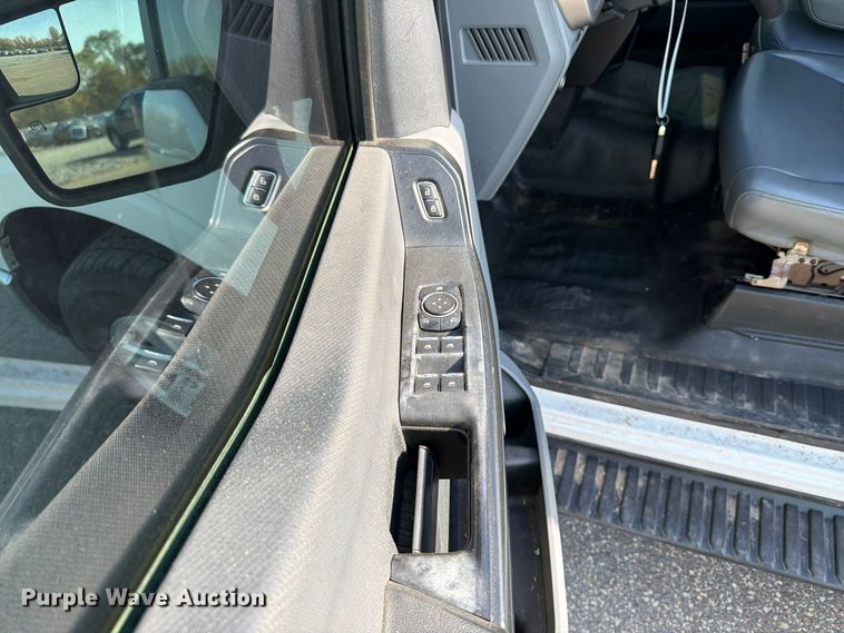 image for item YA5652 2021 Ford F150 Crew Cab pickup truck