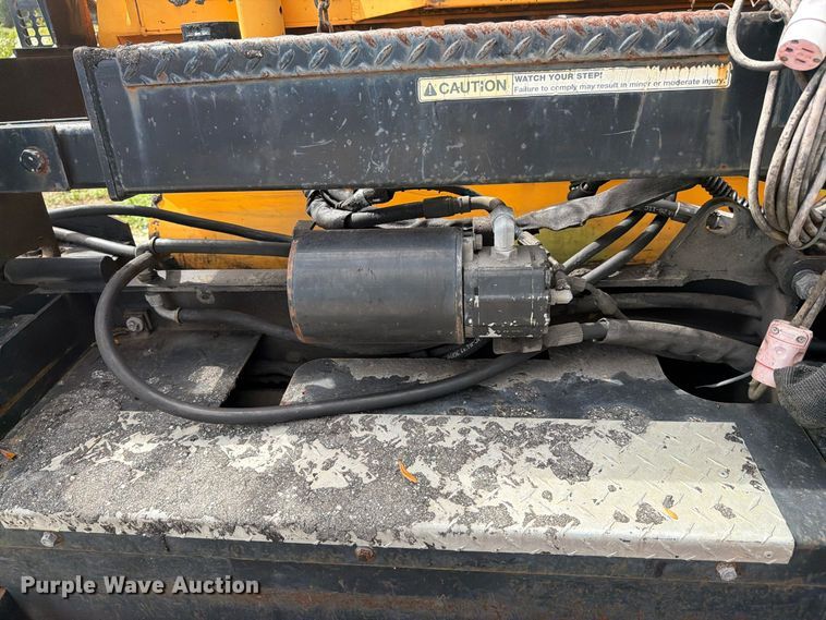 image for item DV7424 2016 Lee-Boy 8616B paver