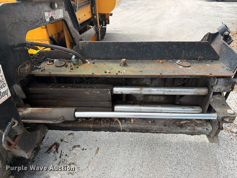 image for item DV7424 2016 Lee-Boy 8616B paver