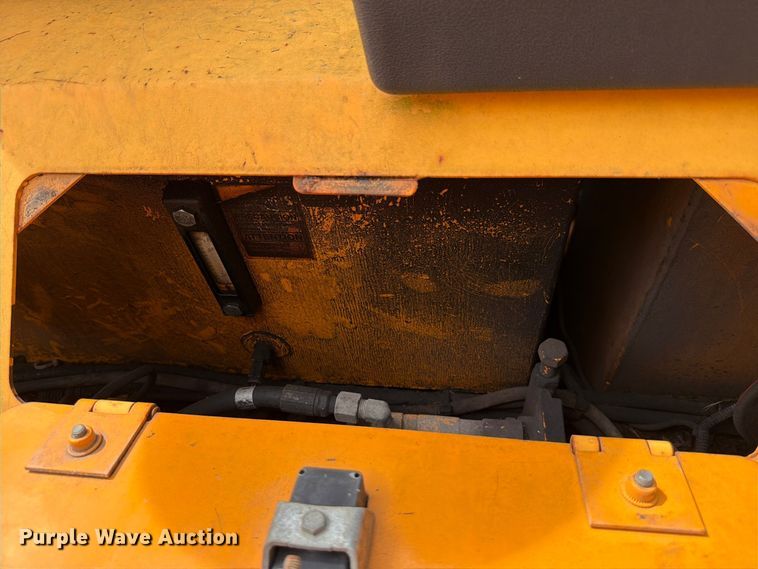 image for item DV7424 2016 Lee-Boy 8616B paver