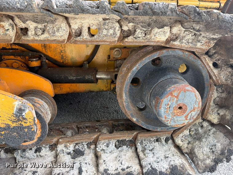image for item DV7424 2016 Lee-Boy 8616B paver