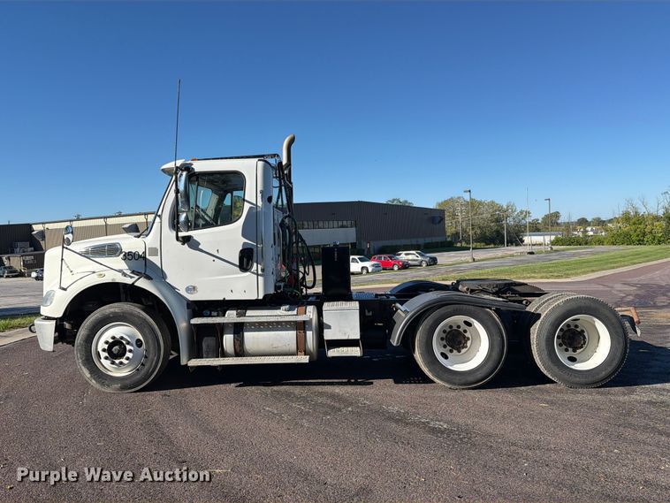 image for item DZ4857 2013 Freightliner Business Class M2 semi truck
