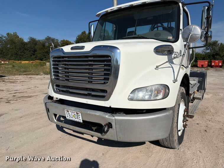 image for item DZ4857 2013 Freightliner Business Class M2 semi truck