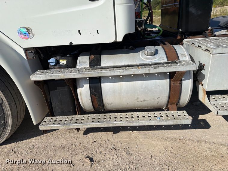 image for item DZ4857 2013 Freightliner Business Class M2 semi truck