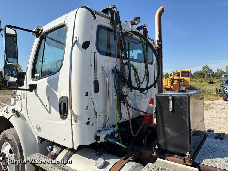 image for item DZ4857 2013 Freightliner Business Class M2 semi truck