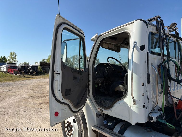 image for item DZ4857 2013 Freightliner Business Class M2 semi truck