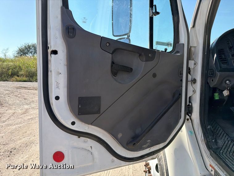 image for item DZ4857 2013 Freightliner Business Class M2 semi truck