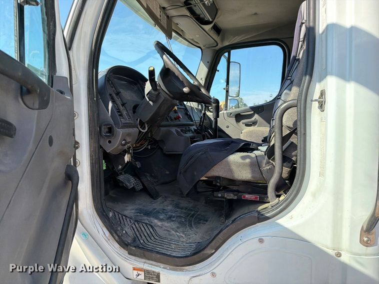 image for item DZ4857 2013 Freightliner Business Class M2 semi truck