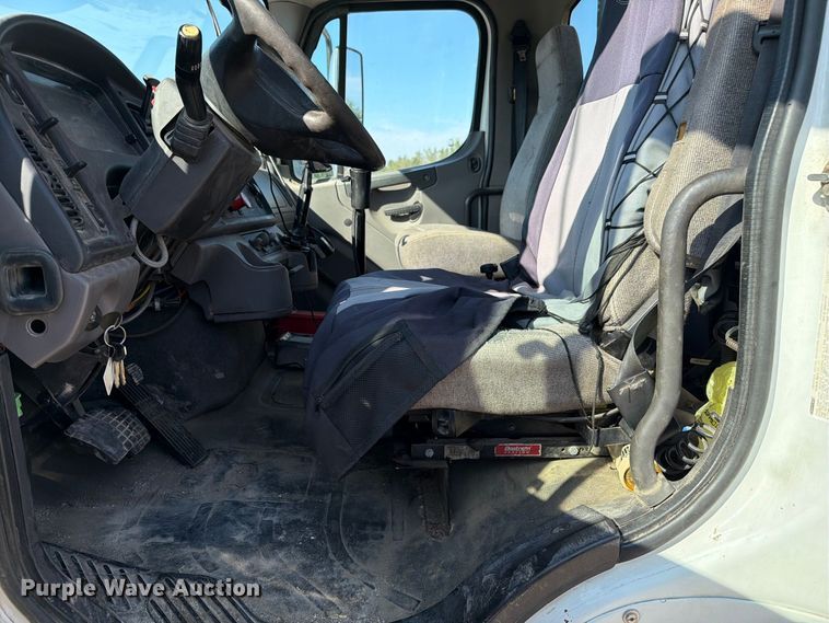 image for item DZ4857 2013 Freightliner Business Class M2 semi truck