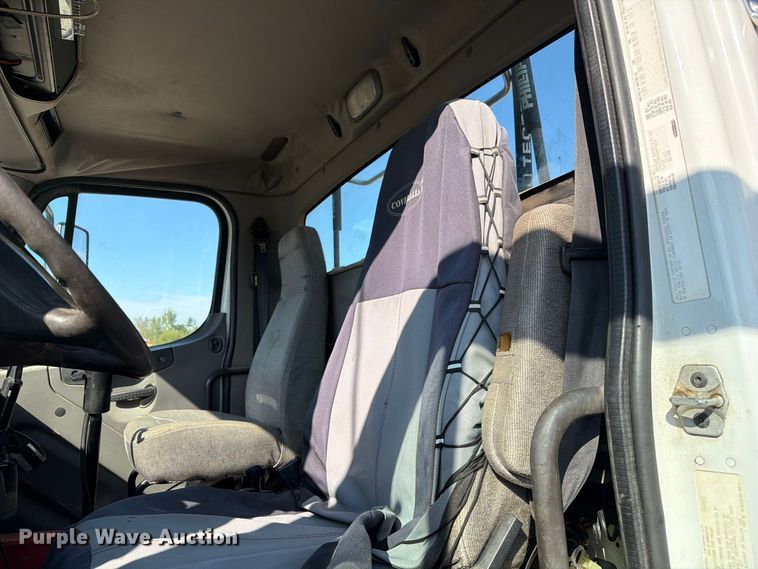 image for item DZ4857 2013 Freightliner Business Class M2 semi truck