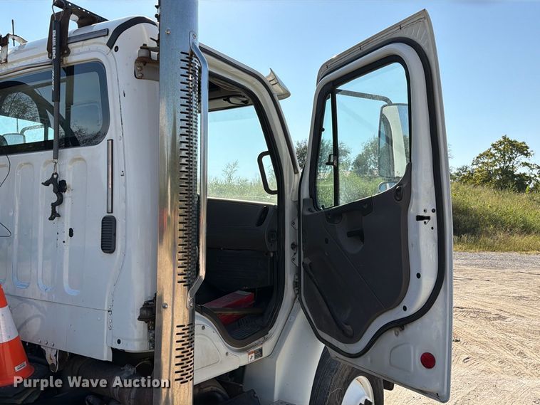 image for item DZ4857 2013 Freightliner Business Class M2 semi truck