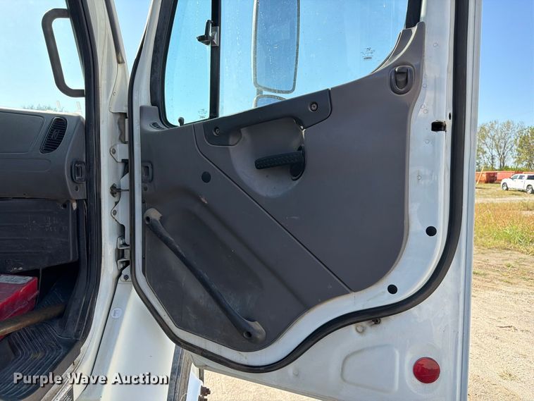 image for item DZ4857 2013 Freightliner Business Class M2 semi truck