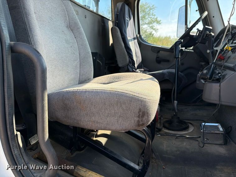 image for item DZ4857 2013 Freightliner Business Class M2 semi truck