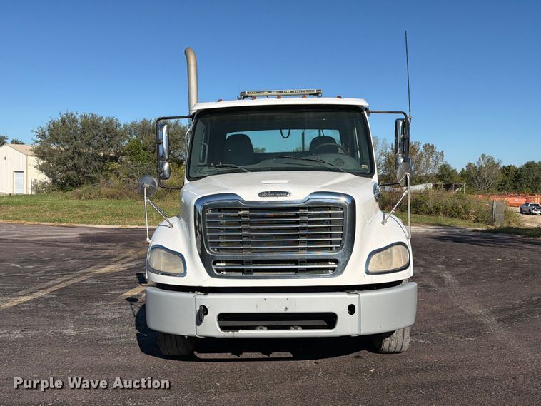 image for item DZ4862 2015 Freightliner Business Class M2 semi truck