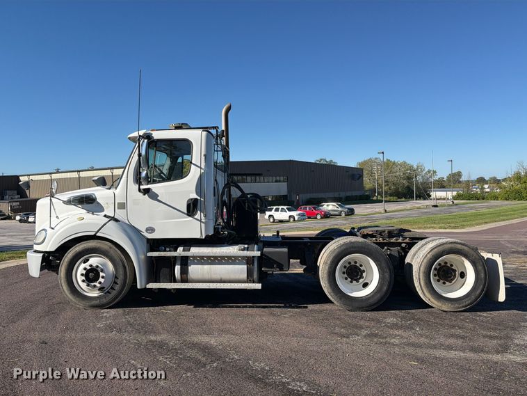 image for item DZ4862 2015 Freightliner Business Class M2 semi truck
