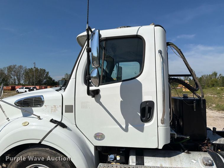 image for item DZ4862 2015 Freightliner Business Class M2 semi truck