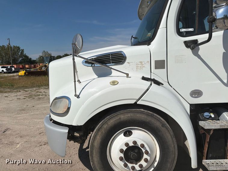 image for item DZ4862 2015 Freightliner Business Class M2 semi truck