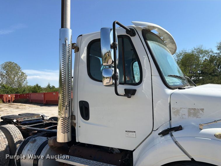 image for item DZ4862 2015 Freightliner Business Class M2 semi truck