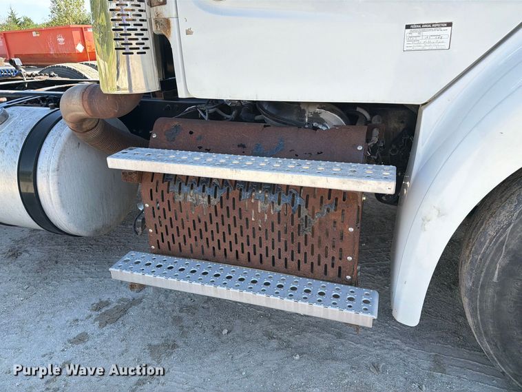 image for item DZ4862 2015 Freightliner Business Class M2 semi truck