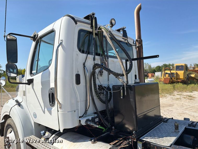 image for item DZ4862 2015 Freightliner Business Class M2 semi truck
