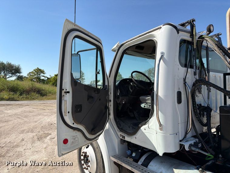 image for item DZ4862 2015 Freightliner Business Class M2 semi truck