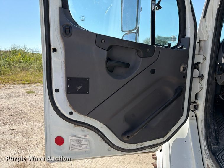 image for item DZ4862 2015 Freightliner Business Class M2 semi truck