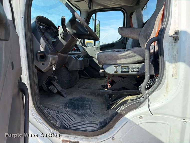 image for item DZ4862 2015 Freightliner Business Class M2 semi truck