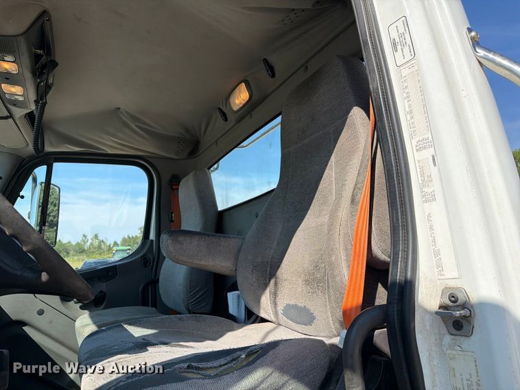 image for item DZ4862 2015 Freightliner Business Class M2 semi truck
