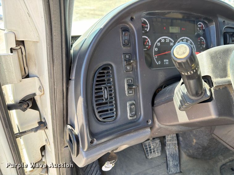 image for item DZ4862 2015 Freightliner Business Class M2 semi truck