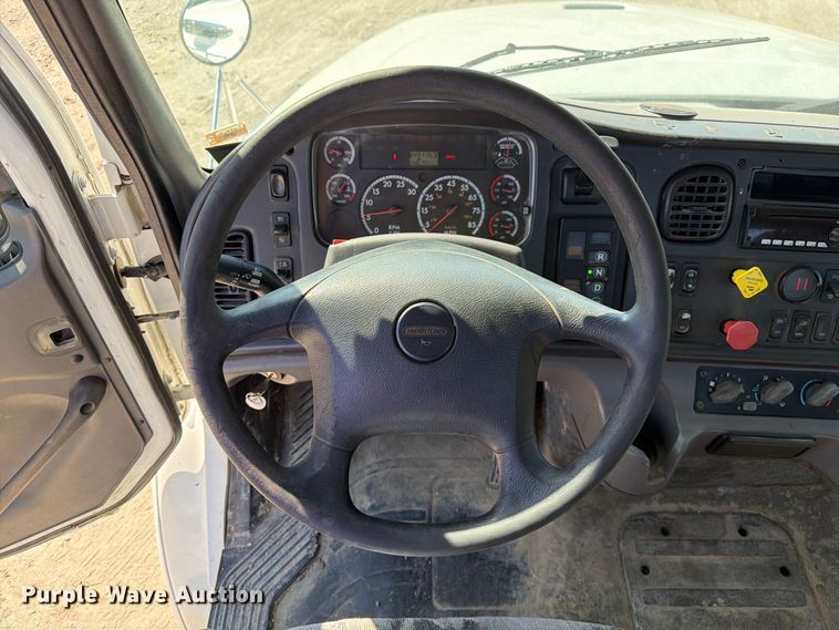 image for item DZ4862 2015 Freightliner Business Class M2 semi truck