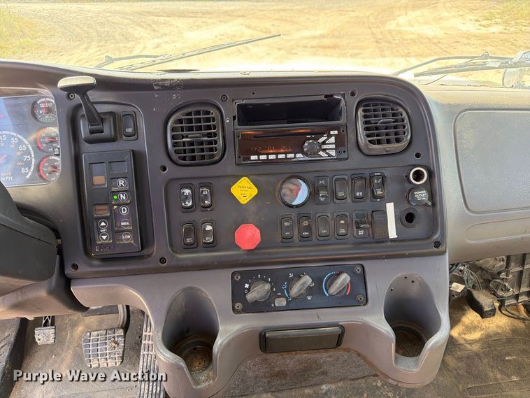 image for item DZ4862 2015 Freightliner Business Class M2 semi truck