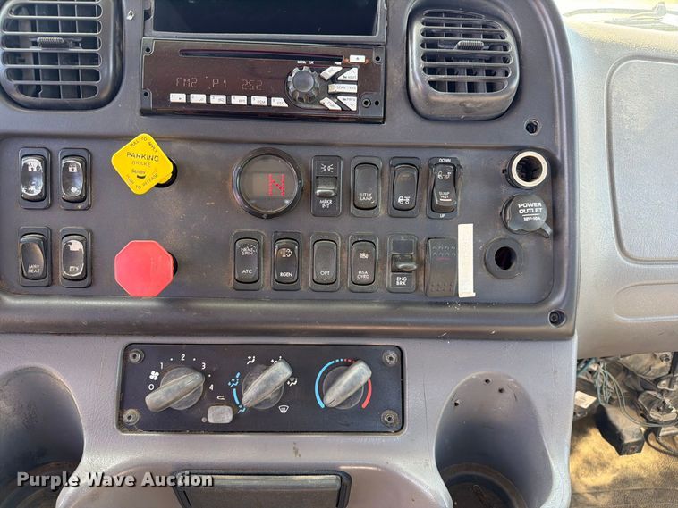 image for item DZ4862 2015 Freightliner Business Class M2 semi truck