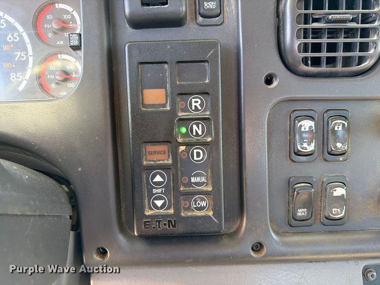 image for item DZ4862 2015 Freightliner Business Class M2 semi truck