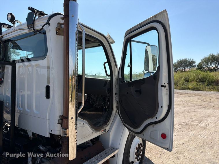 image for item DZ4862 2015 Freightliner Business Class M2 semi truck